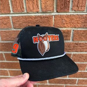 NEW ERA HOOTERS TRUCKER SNAPBACK